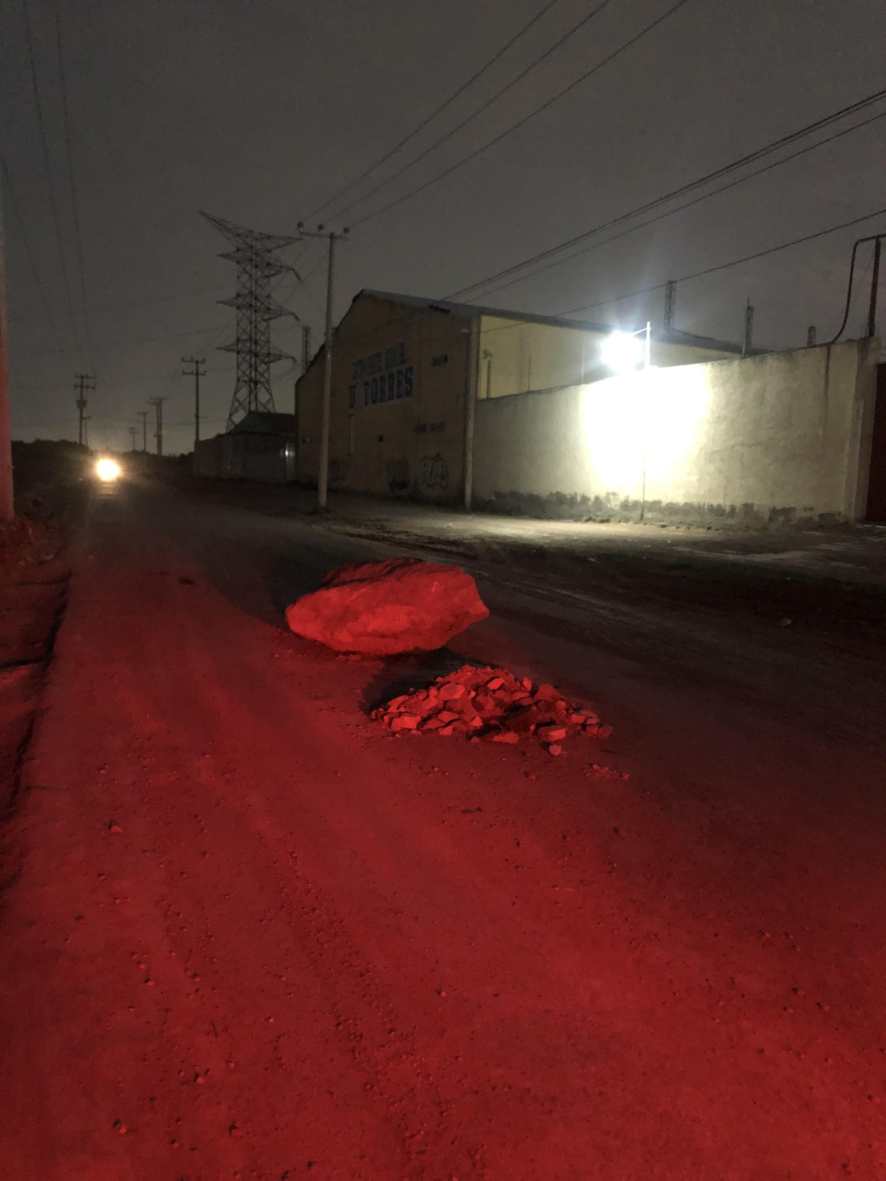 Ciudadanos colocan una piedra en registro que se encuentra destapado 