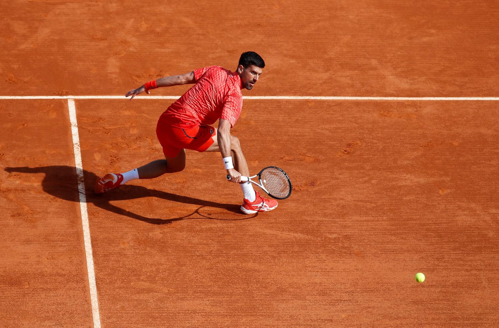 Djokovic, de menos a más en su debut sobre tierra ante el ruso Gakhov