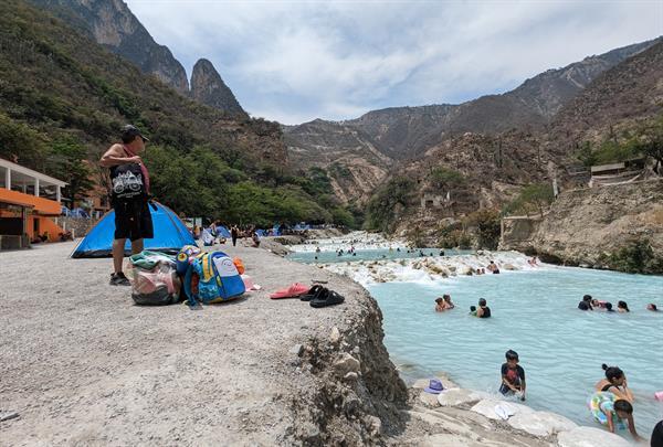 Las Grutas de Tolantongo se llenan de turismo nacional y tradición