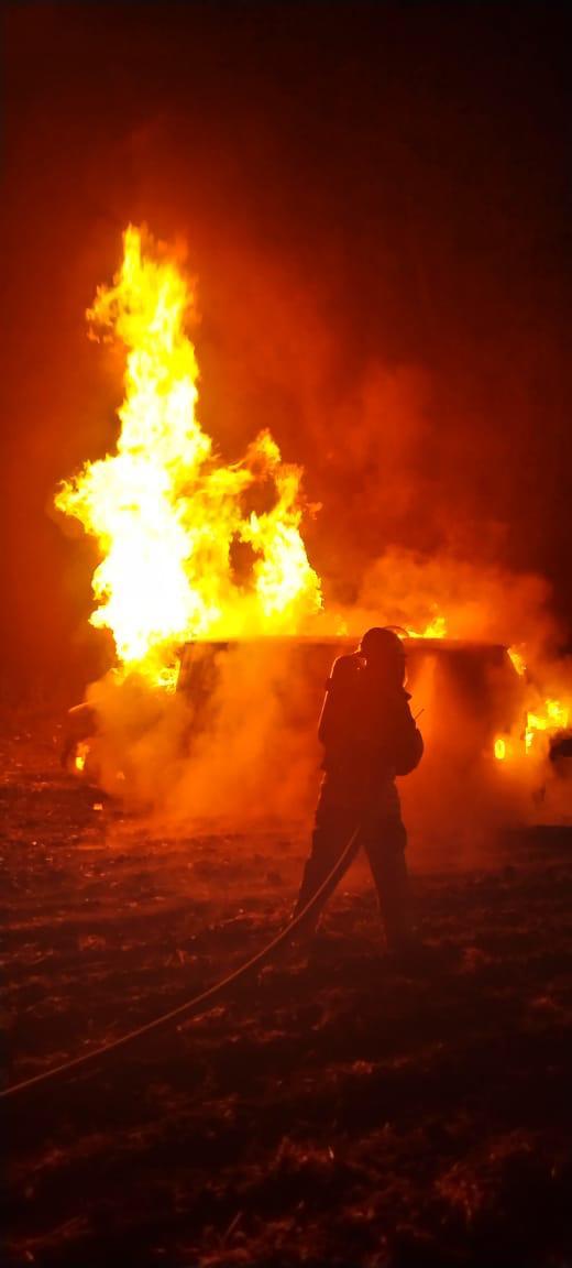 Huachicoleros abandonan camioneta con hidrocarburo porque se incendio