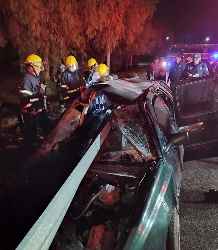 La barra de contención perforó el vehículo; hay tres lesionados