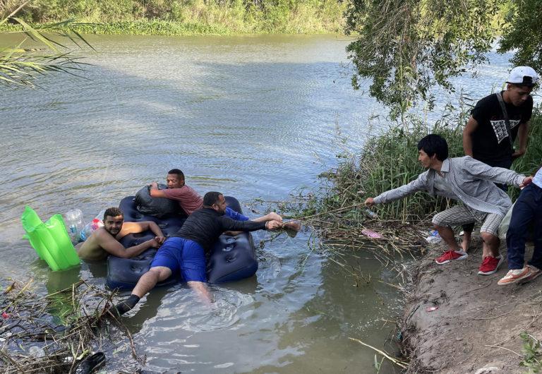Migrantes en México se lanzan al río Bravo por desesperación de llegar a EEUU Migrantes en México se lanzan al río Bravo por desesperación de llegar a EEUU