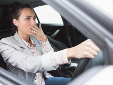 Alertan a ciudadanos de malhechores que viajan en auto