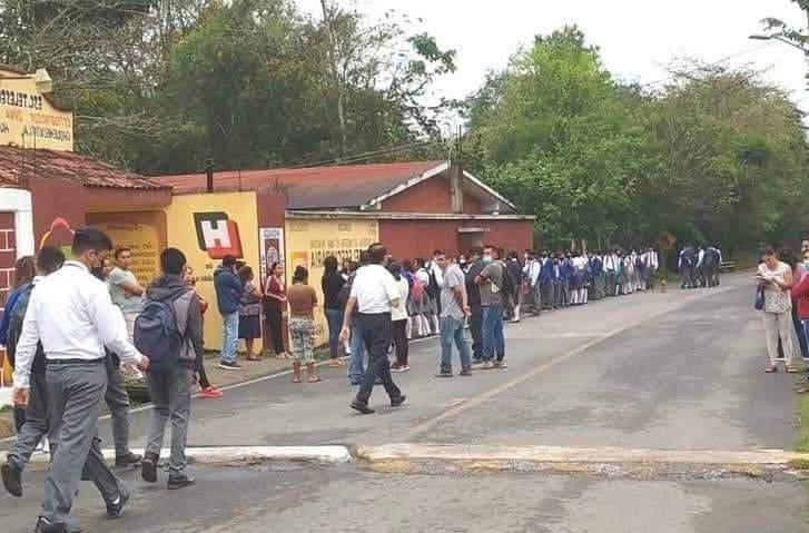 Padres de familia toman escuela en Huejutla para exigir asignación de docente