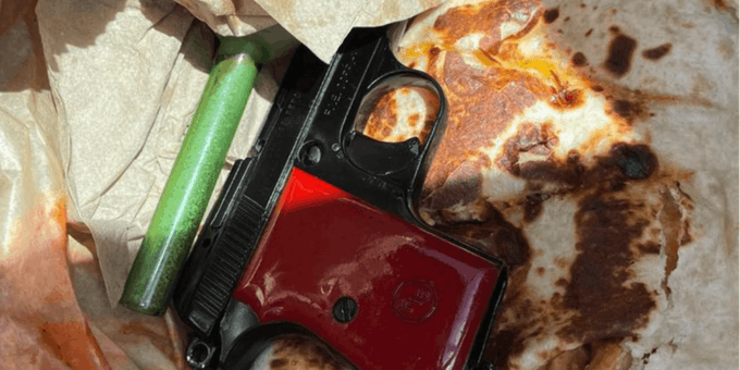 Detienen en EU a uno tras esconder un arma dentro de una quesadilla