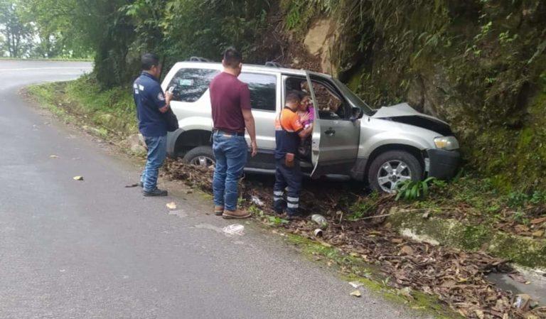 Camioneta choca contra un cerro en Tlanchinol