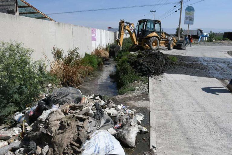 Mientras la alcaldía realiza trabajos de limpieza, la sociedad tira basura en canales pluviales