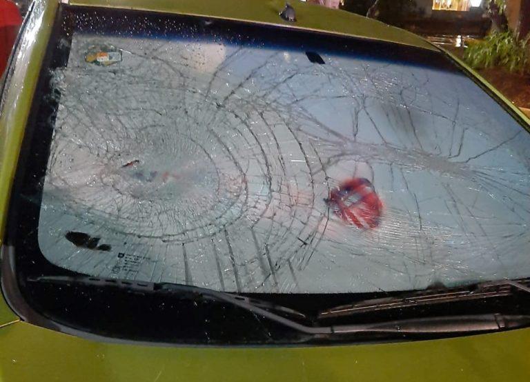 Policías atraparon a dos que causaron destrozos al auto de una mujer Policías atraparon a dos que causaron destrozos al auto de una mujer