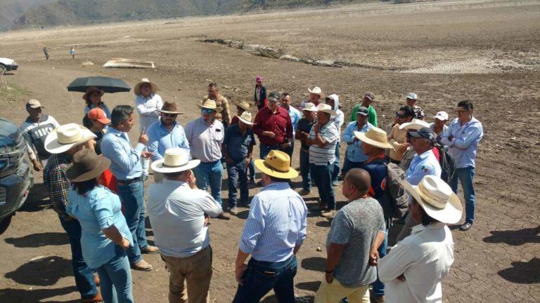 Autoridades municipales y estatales reunidos para generar acuerdos sobre la problemática de la laguna