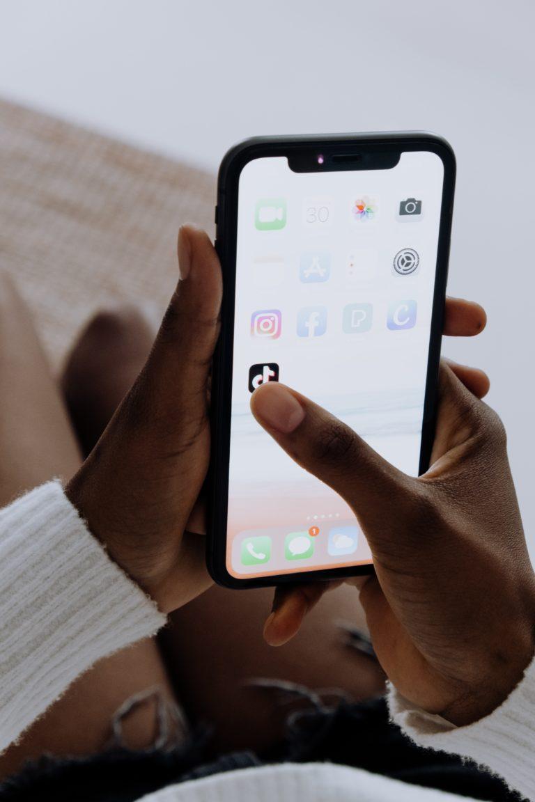 TikTok prohíbe crear perfiles con fotos de IA TikTok prohíbe crear perfiles con fotos de IA