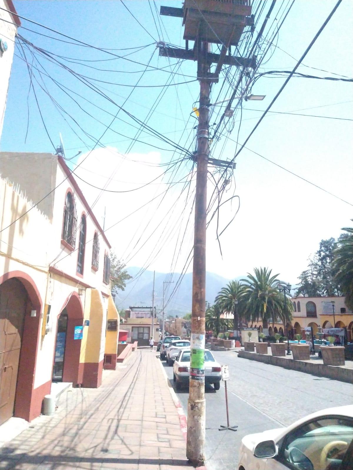 A punto de colapsar poste de la CFE en Tepeapulco