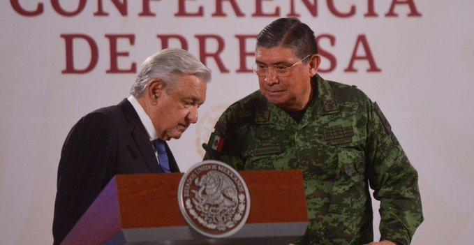 Luis Cresencio Sandoval viaja en avión exclusivo para el huachicoleo