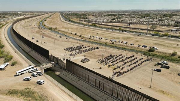 EE.UU. no ha detectado un incremento de cruces en la frontera con México tras el Título 42 EE.UU. no ha detectado un incremento de cruces en la frontera con México tras el Título 42