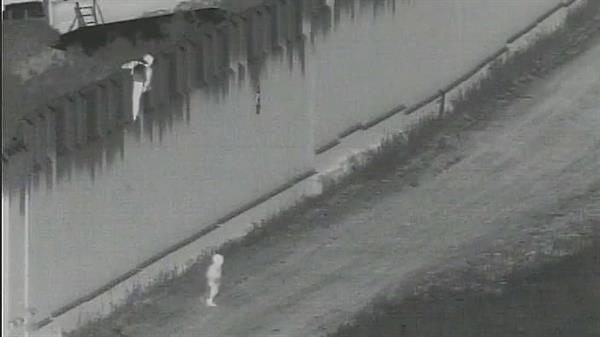 Lanzan a un niño de 4 años sobre el muro fronterizo para cruzar a Estados Unidos Lanzan a un niño de 4 años sobre el muro fronterizo para cruzar a Estados Unidos