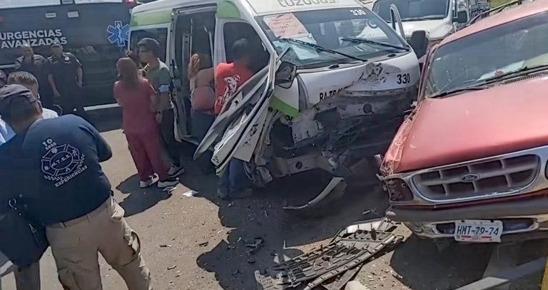 Alimentadora del Tuzobús choca con una camioneta, 10 heridos Alimentadora del Tuzobús choca con una camioneta, 10 heridos