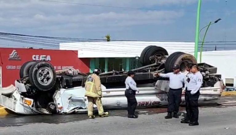 Aparatoso vuelco de una pipa de agua, su conductor resultó grave Aparatoso vuelco de una pipa de agua, su conductor resultó grave