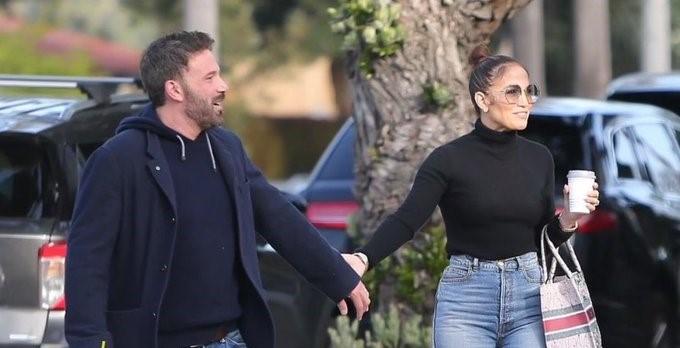 Captan a Ben Affleck azotándole la puerta a JLo, reprueban su actitud Captan a Ben Affleck azotándole la puerta a JLo, reprueban su actitud