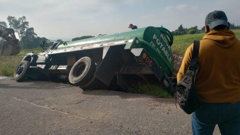 Cae pipa en una zanja en Rincones de la Hacienda