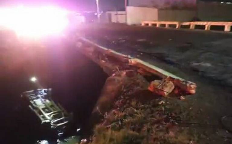 Caen camioneta y tripulantes a río en Tulancingo