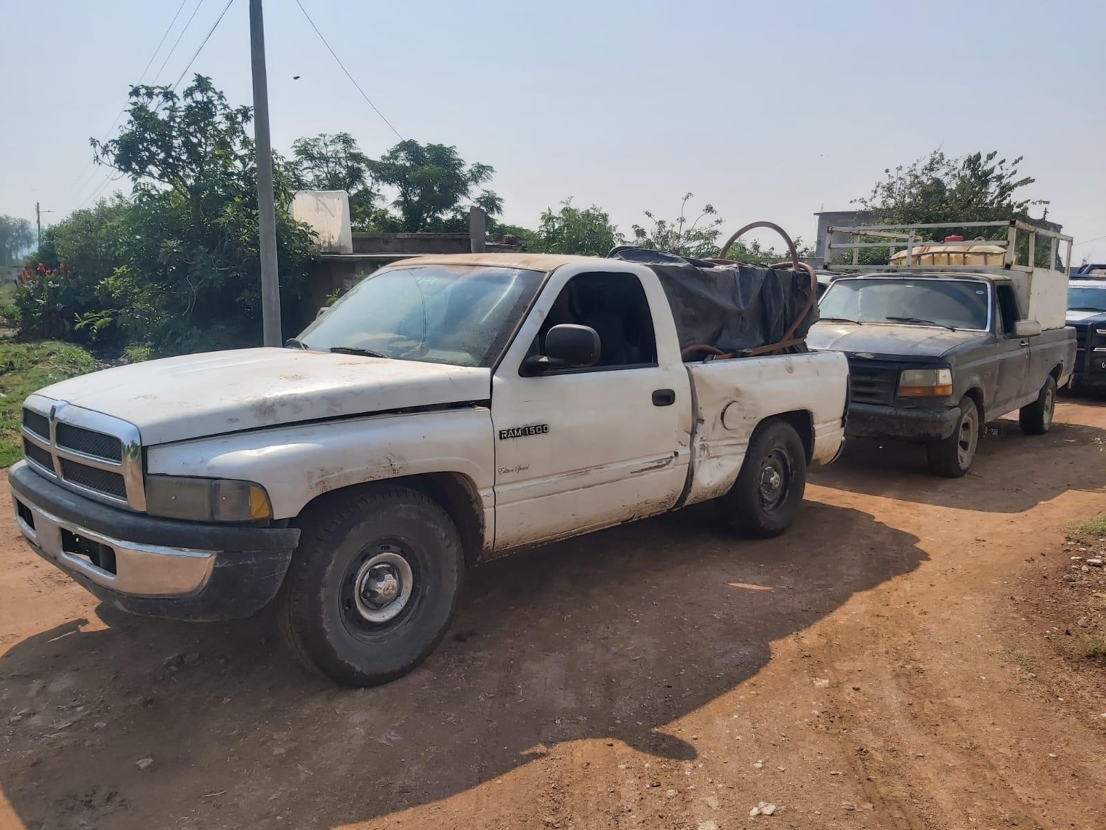 Decomisan más de 800 litros de huachicol, droga y camionetas