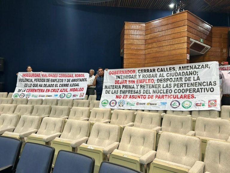 Manifestantes cooperativistas de la Cruz Azul asisten al Congreso Local