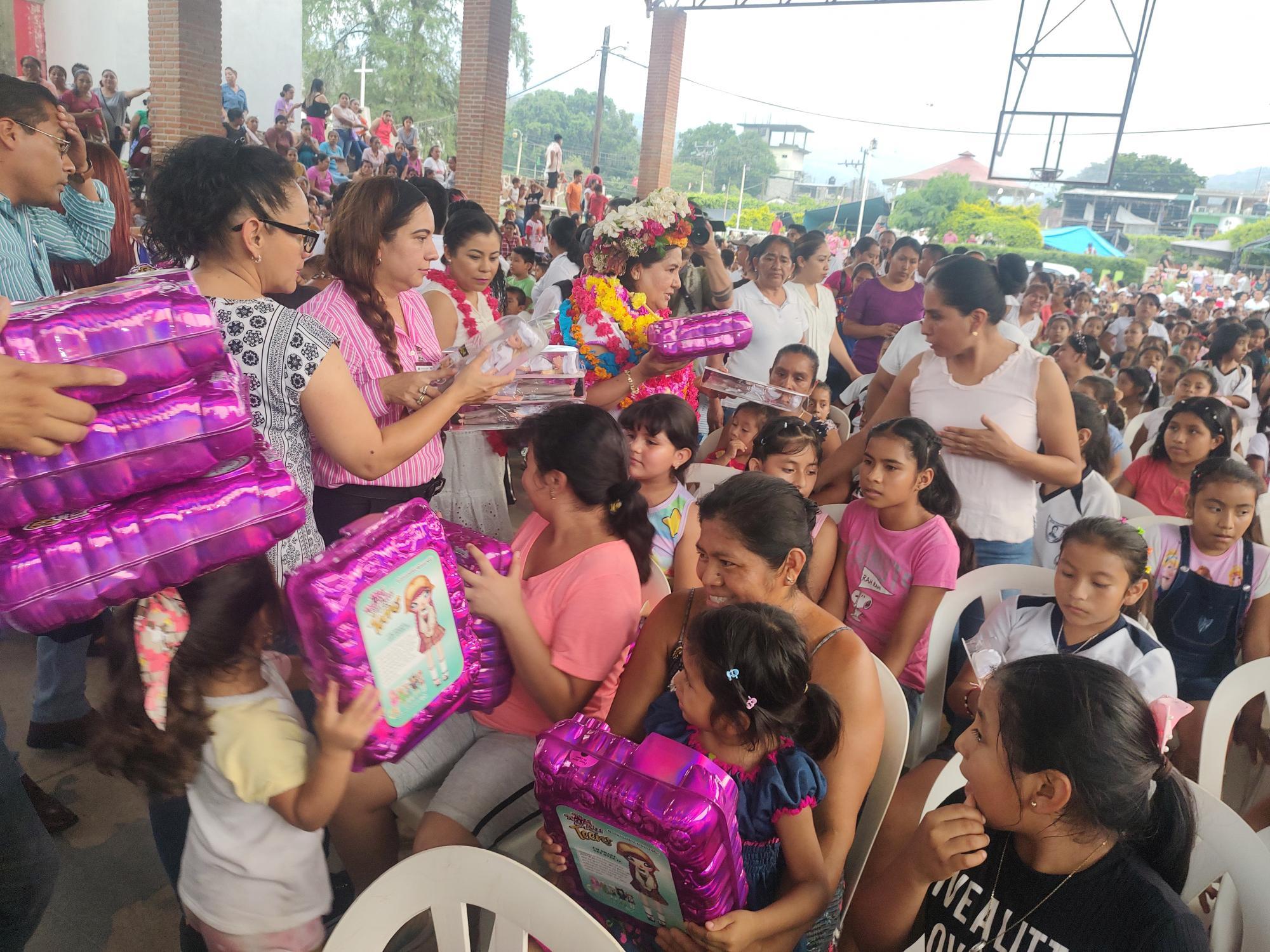 Edda Vite entregó juguetes a niños y niñas de Jaltocán