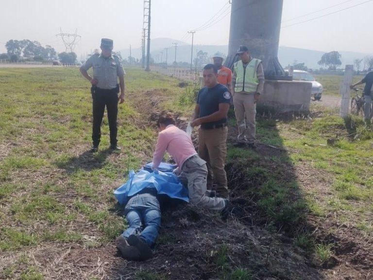 Encuentran sin vida a un varón a orilla de carretera federal Encuentran sin vida a un varón a orilla de carretera federal