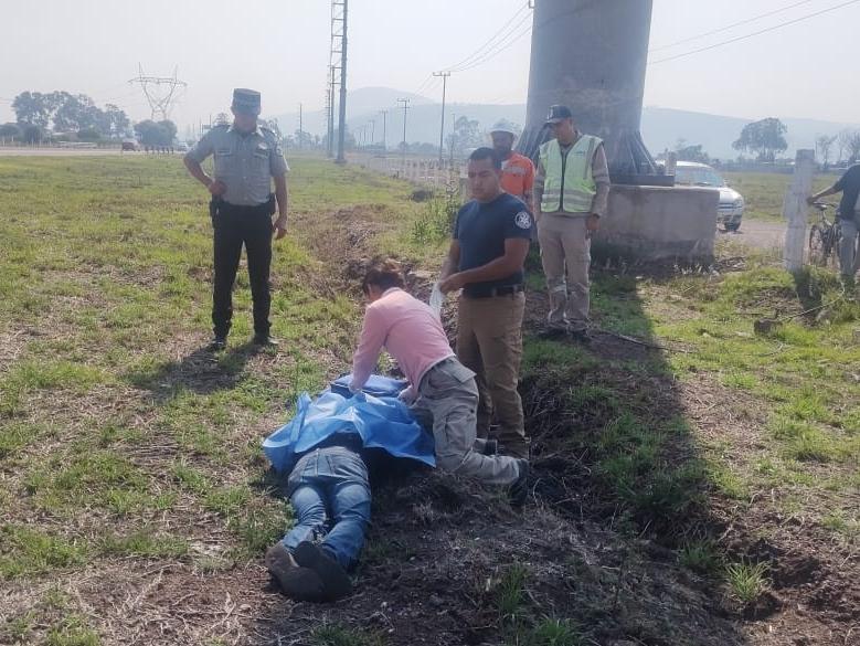 Encuentran sin vida a un varón a orilla de carretera federal