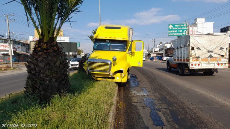 Frena camellón a tracto camión que se quedó sin frenos Frena camellón a tracto camión que se quedó sin frenos