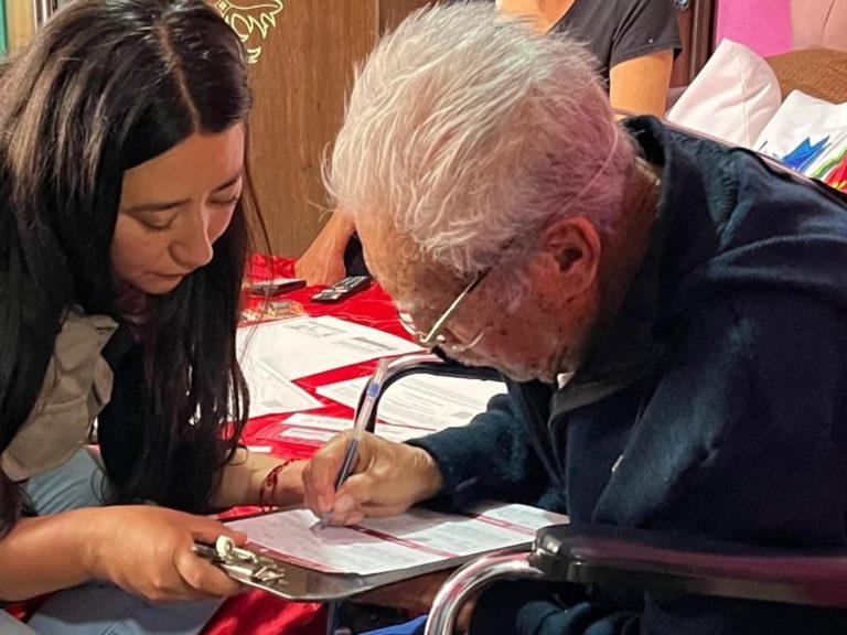 Recibirán adultos mayores tarjeta para cobro de pensión Recibirán adultos mayores tarjeta para cobro de pensión