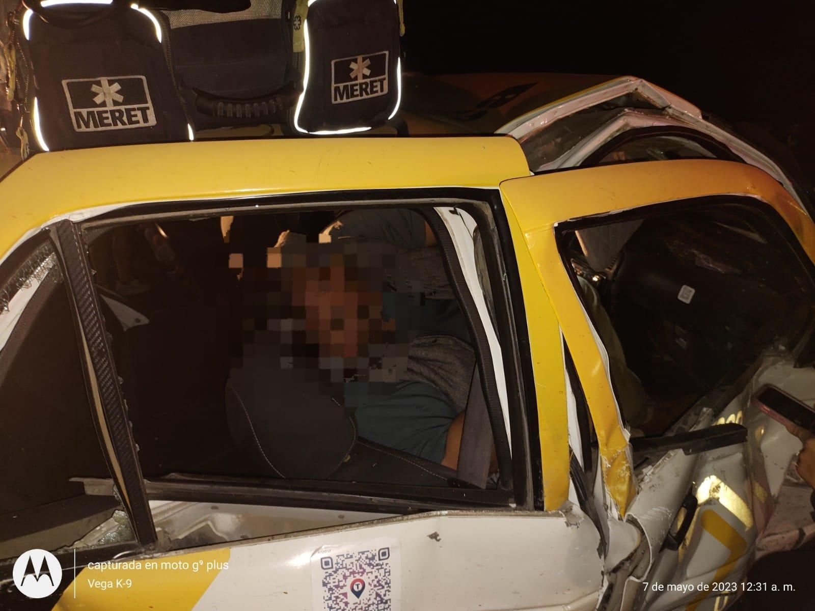 En aparatosa carambola rescatan a taxista que quedó prensado