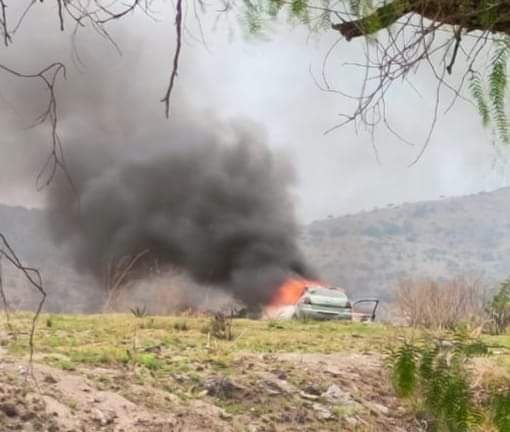 Incendian un vehículo con un cadáver en la cajuela