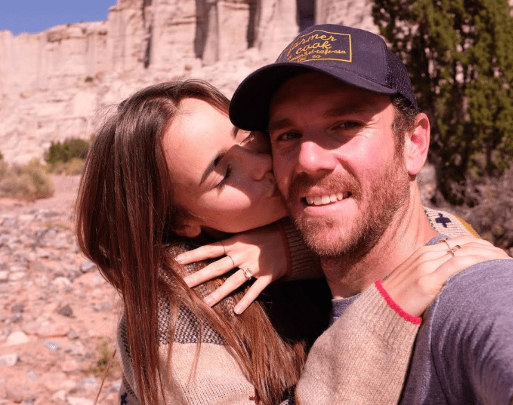 Roban anillo de compromiso de Lily Collins en hotel de lujo