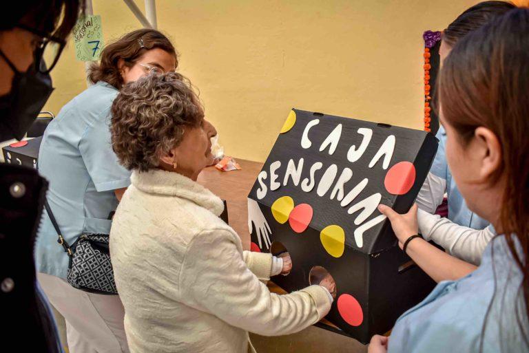 Personas adultas mayores y universitarios comparten saberes Personas adultas mayores y universitarios comparten saberes
