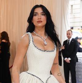 Dua Lipa deslumbra con vestido vintage de Chanel