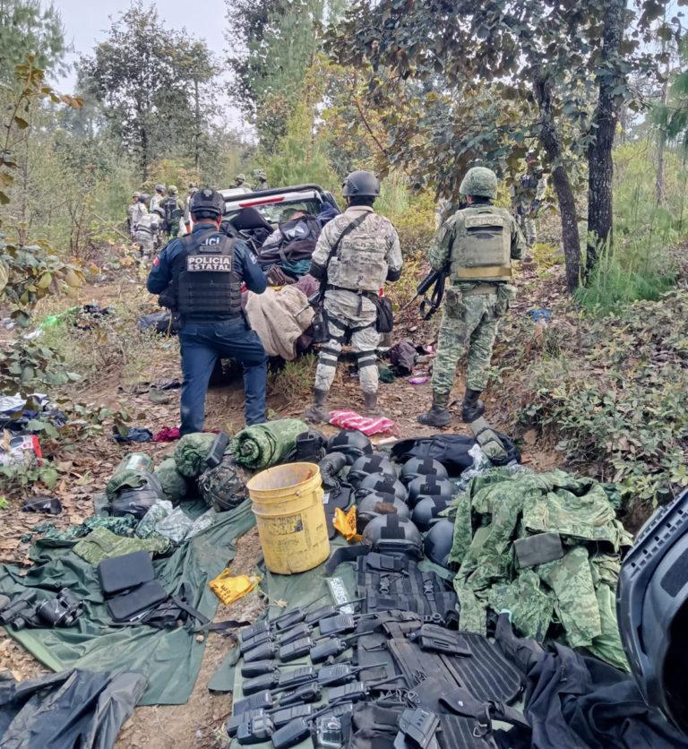 <strong>Otro golpe a la delincuencia, les decomisan camionetas, armas de fuego y equipamiento</strong>