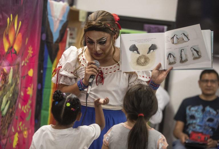 Drag Queens realizan lectura de cuentos a niños Drag Queens realizan lectura de cuentos a niños