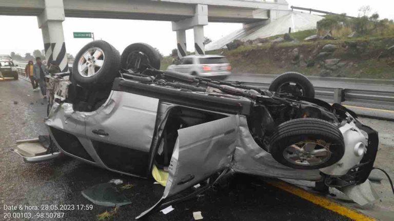 Vuelca pareja a bordo de su camioneta