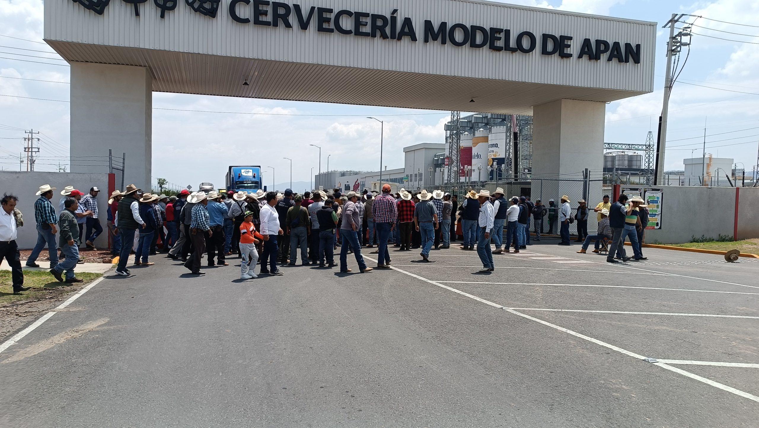 Cebaderos cierran acceso a la Cervecería Modelo de Apan