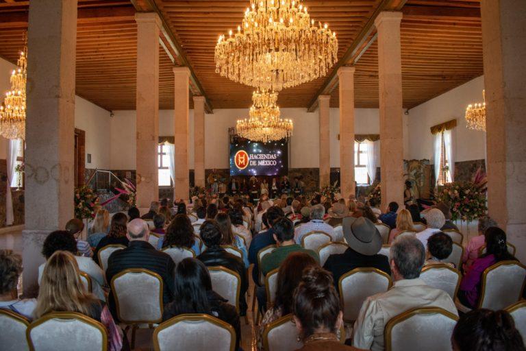 Entregan las llaves del municipio de Apan, al presidente de la Asociación de Hacendados de México Entregan las llaves del municipio de Apan, al presidente de la Asociación de Hacendados de México