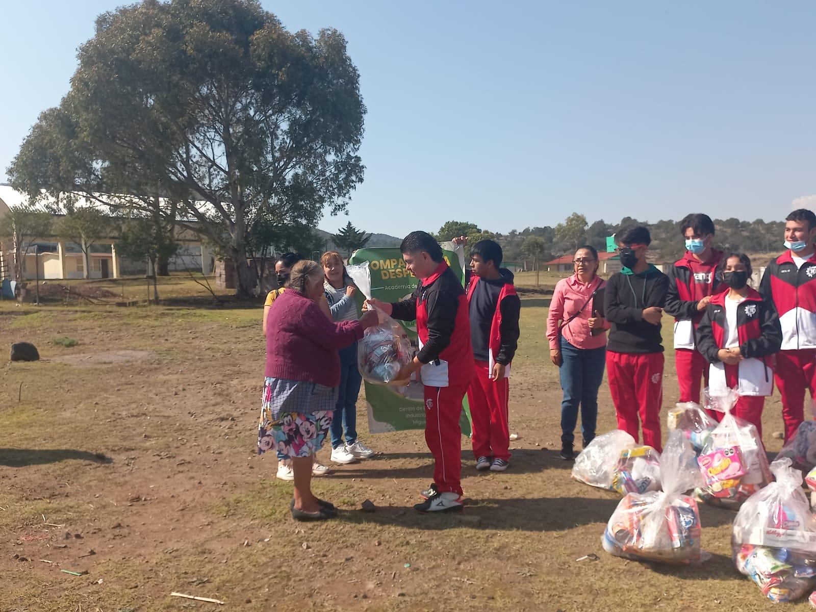 Estudiantes del Cbtis 59, donan despensas a familias vulnerables de Tepeapulco