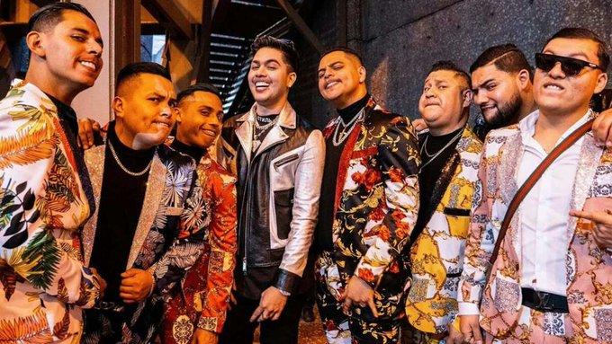 Eduin Caz se lanza al público durante un concierto Eduin Caz se lanza al público durante un concierto