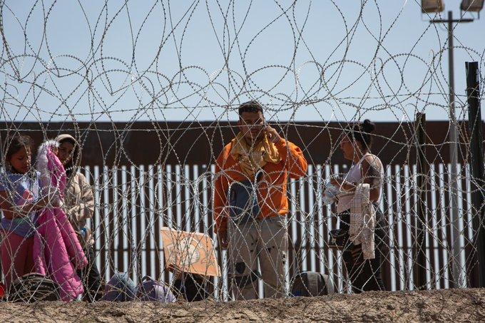Ken Salazar alerta a migrantes de sanciones por cruce irregular a EU Ken Salazar alerta a migrantes de sanciones por cruce irregular a EU