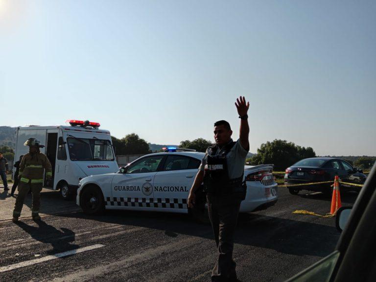 Mujer motociclista muere al impactarse con un auto compacto