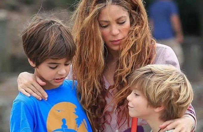 Milán y Sasha cantan junto a su madre en su más reciente sencillo