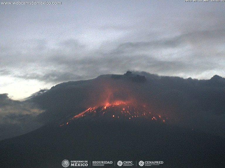 Reportan fuerte caída de ceniza volcánica en Puebla