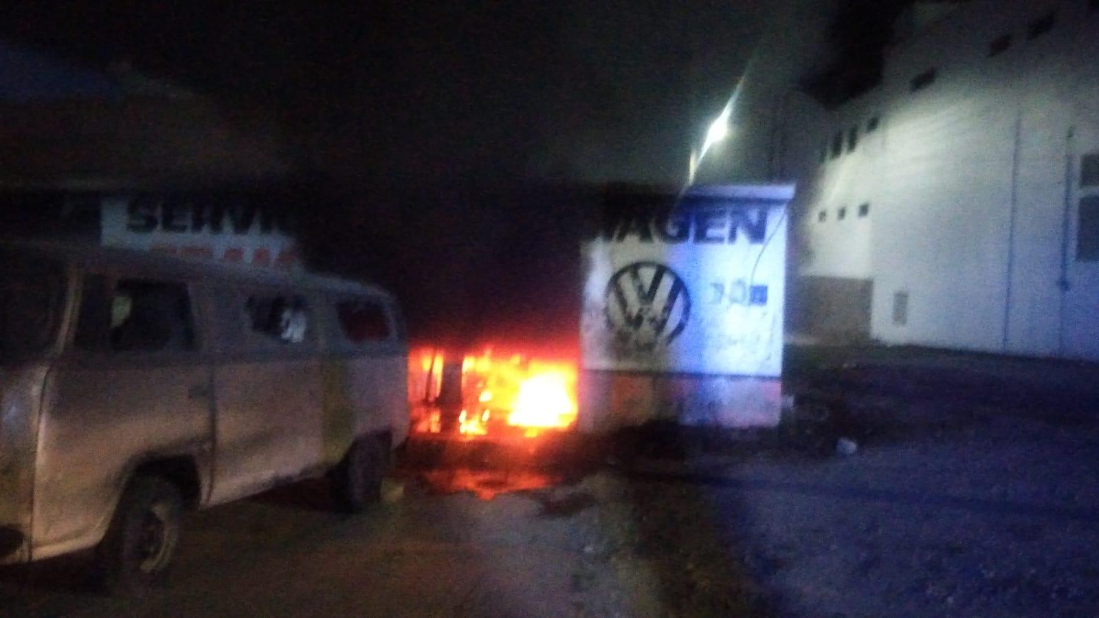 Incendio consume a un taller automotriz