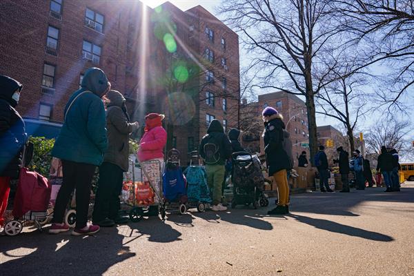 Nueva York sigue recibiendo a migrantes a un ritmo de 2.000 por semana Nueva York sigue recibiendo a migrantes a un ritmo de 2.000 por semana
