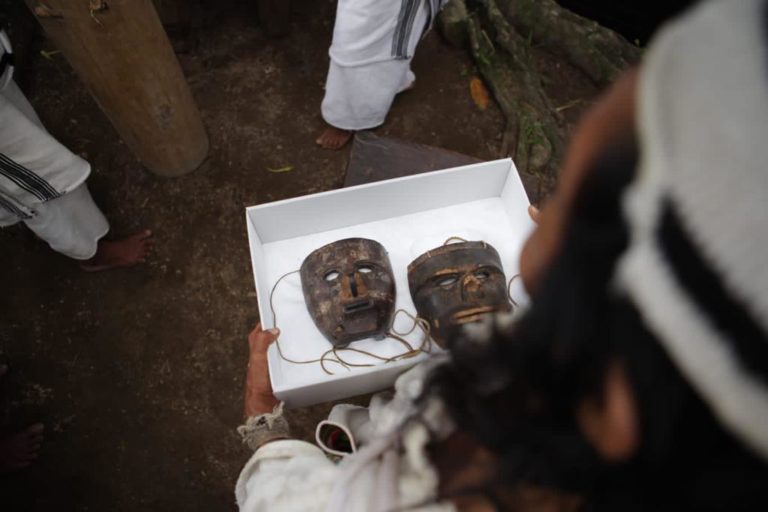 Gobierno de Colombia entrega dos máscaras sagradas a indígenas kogui repatriadas de Alemania Gobierno de Colombia entrega dos máscaras sagradas a indígenas kogui repatriadas de Alemania