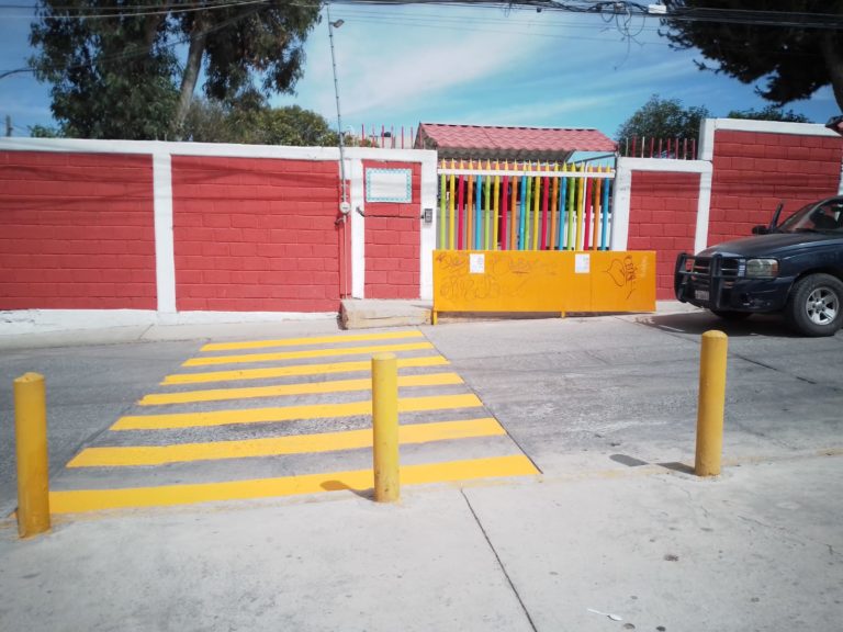 Tránsito y Vialidad realiza pinta de pasos peatonales afuera de escuela Tránsito y Vialidad realiza pinta de pasos peatonales afuera de escuela